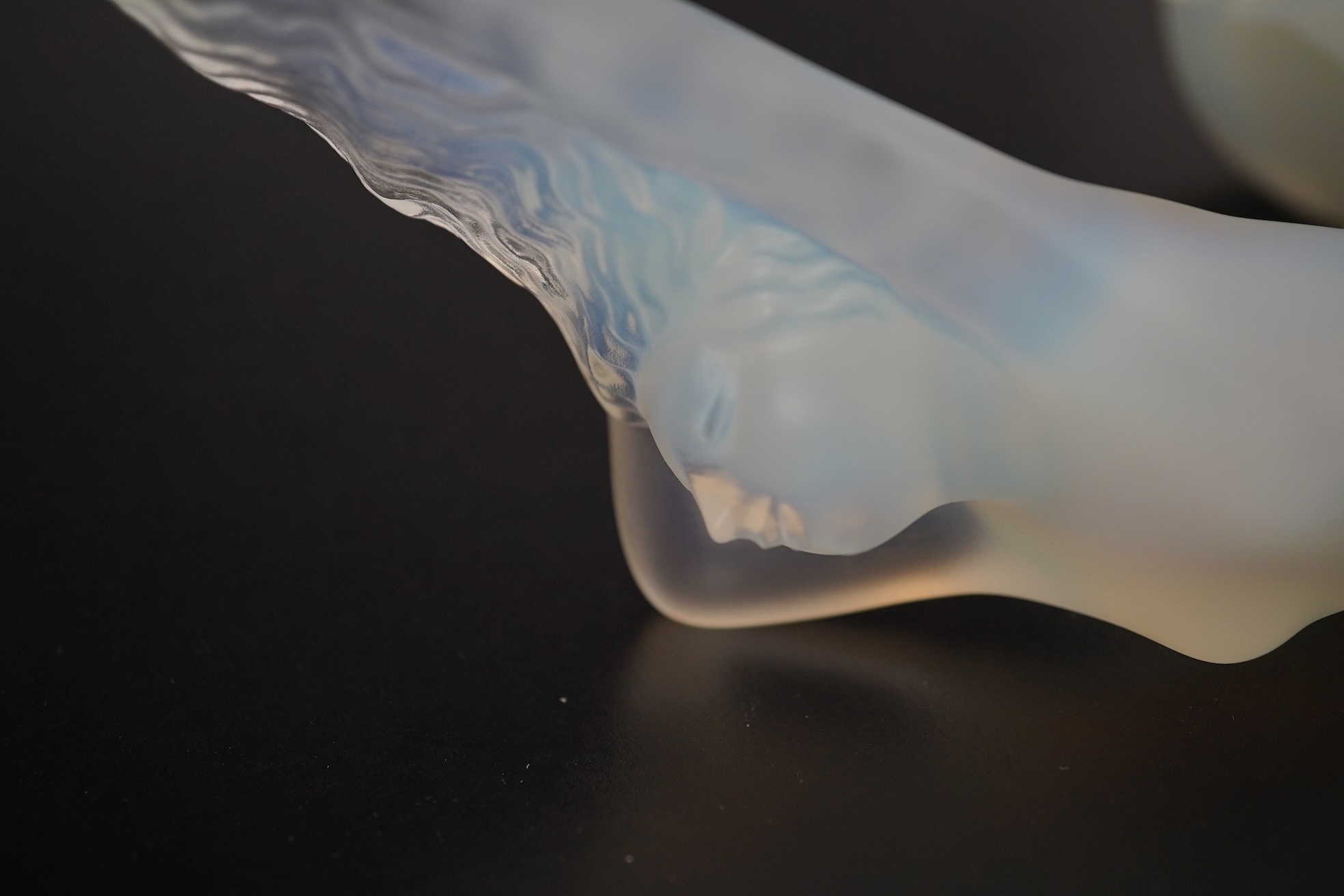 Lalique: A 'Chrysis' presse-papiers/paperweight
